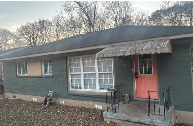 view of front of property featuring crawl space