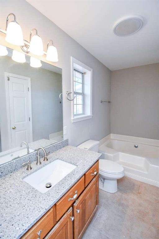 bathroom featuring tiled shower