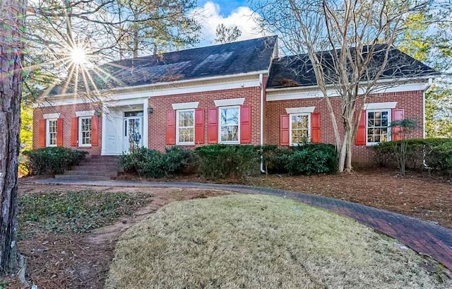 view of front of house with a front lawn