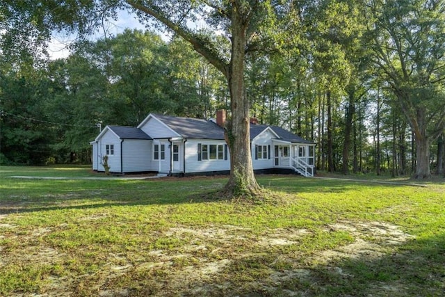 single story home featuring a front yard