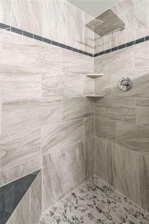 bathroom featuring tiled shower