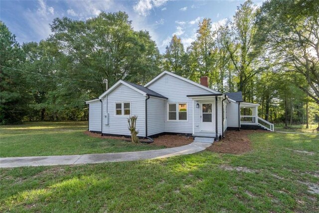 view of front of property with a front yard