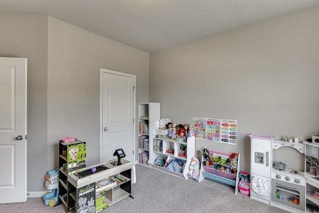 recreation room featuring carpet