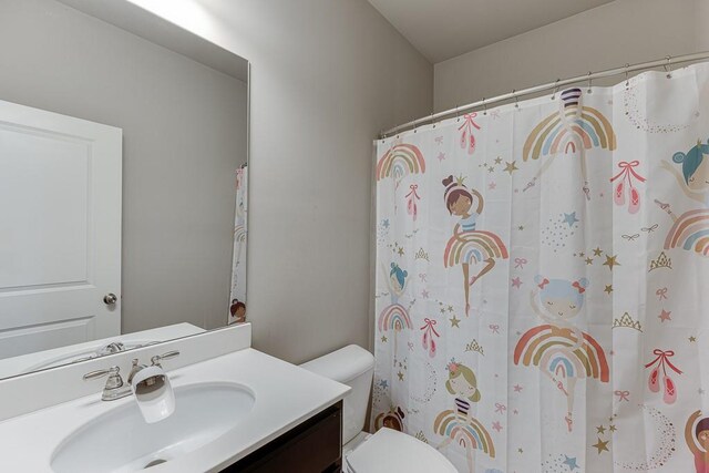 bathroom with vanity, toilet, and a shower with shower curtain