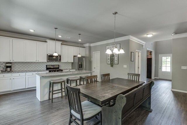 dining area with crown molding, an inviting chandelier, dark wood-style flooring, baseboards, and recessed lighting