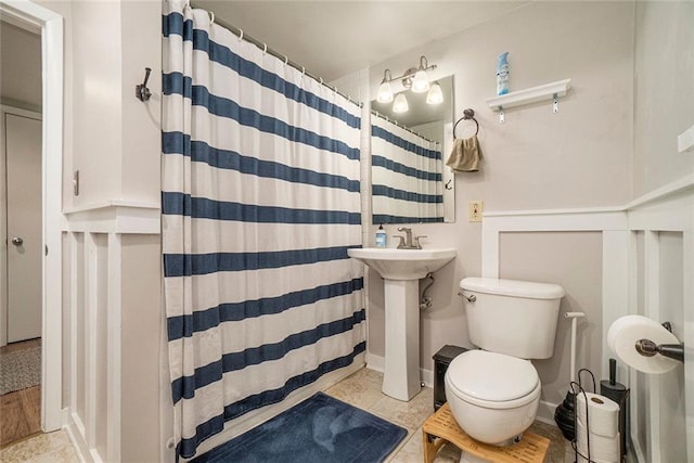 3501 Roswell Rd NE Unit 211, Atlanta, GA 30305 - full bath featuring toilet, a shower with curtain, and baseboards