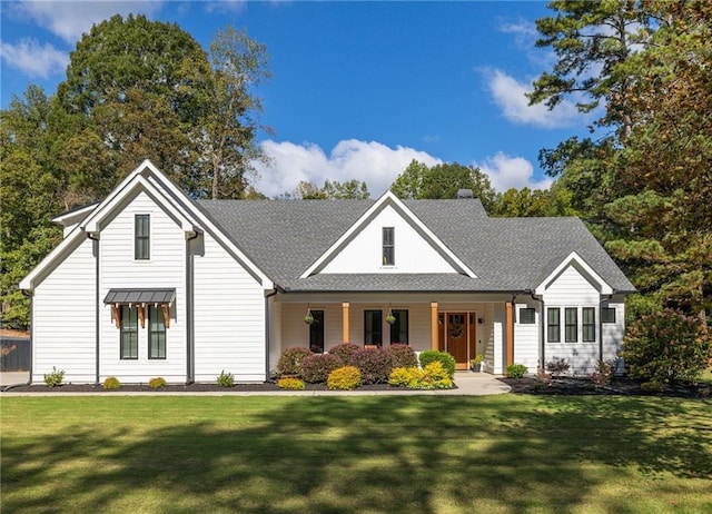 view of front of property featuring a front yard and a porch