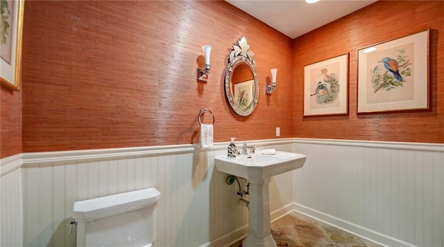 470 Ansley Walk Ter NE, Atlanta, GA 30309 - half bathroom featuring a wainscoted wall and toilet