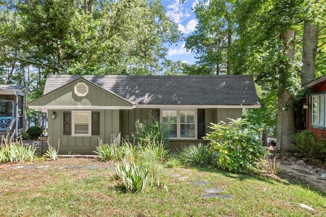 view of front of home featuring a front lawn