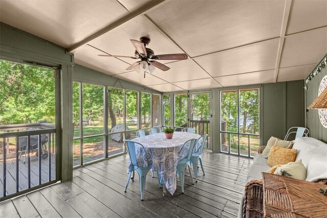 sunroom with ceiling fan