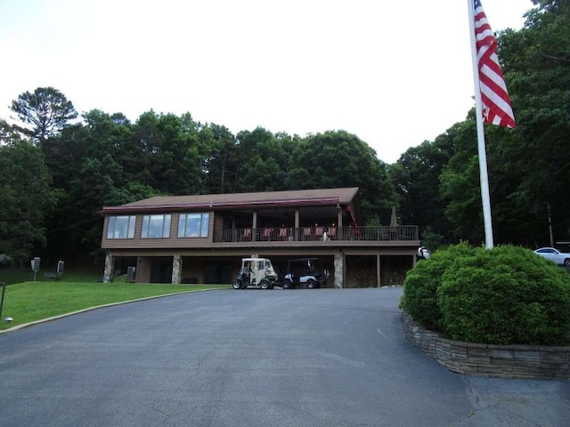 view of front of house with a front yard