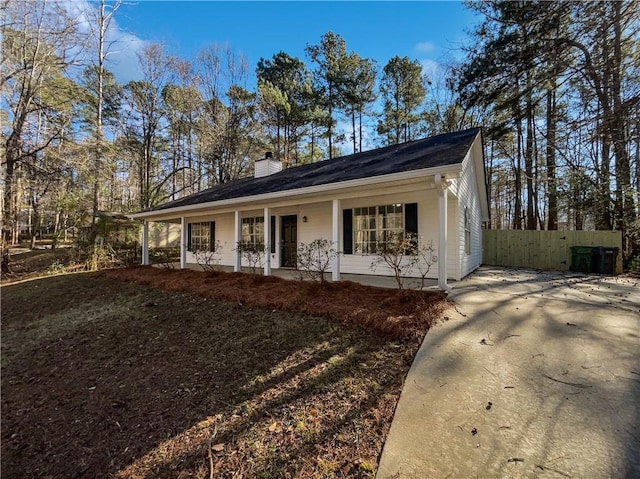 ranch-style home featuring covered porch