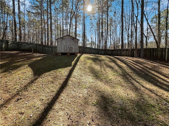 view of yard featuring a shed