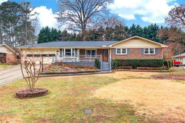 single story home featuring a porch and a front lawn