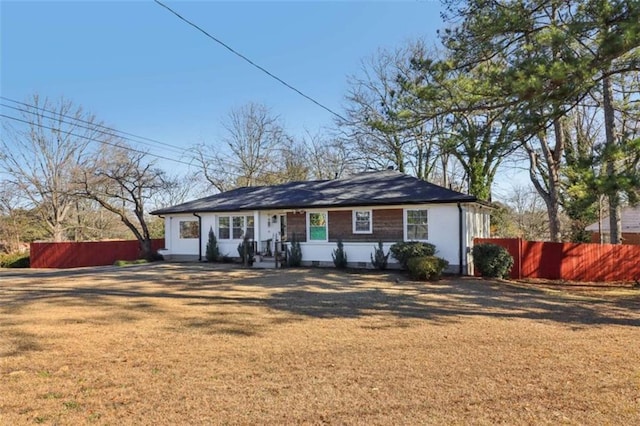 single story home featuring a front yard