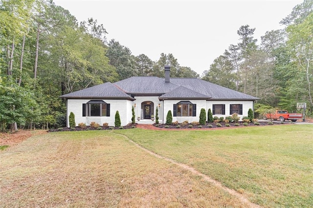 view of front facade with a front yard