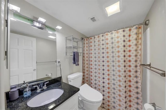 bathroom with a shower with curtain, vanity, and toilet