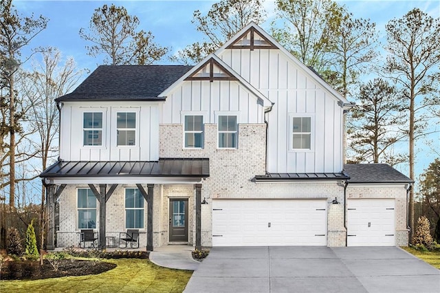 modern farmhouse style home featuring a garage and a front lawn