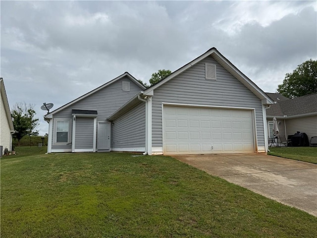view of front of house with driveway, an attached garage, and a front yard