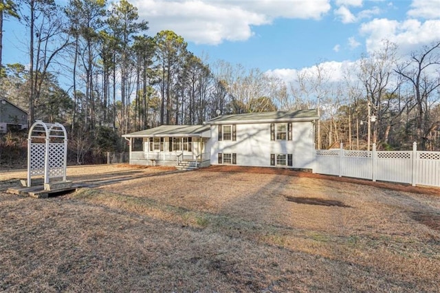 view of front of property featuring fence and a front yard