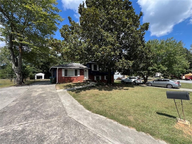 view of front of home featuring a front yard