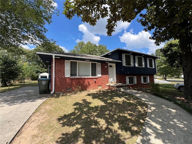 split level home with a front lawn