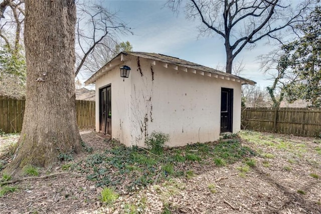 view of outdoor structure featuring an outbuilding and a fenced backyard