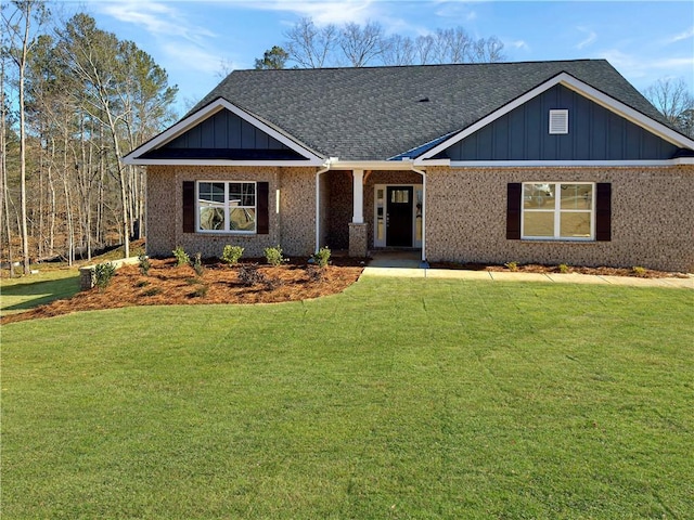 craftsman house featuring a front lawn