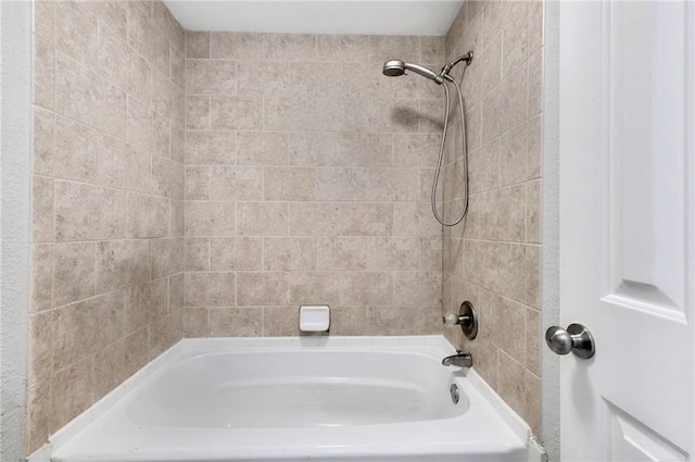 bathroom featuring tiled shower / bath combo