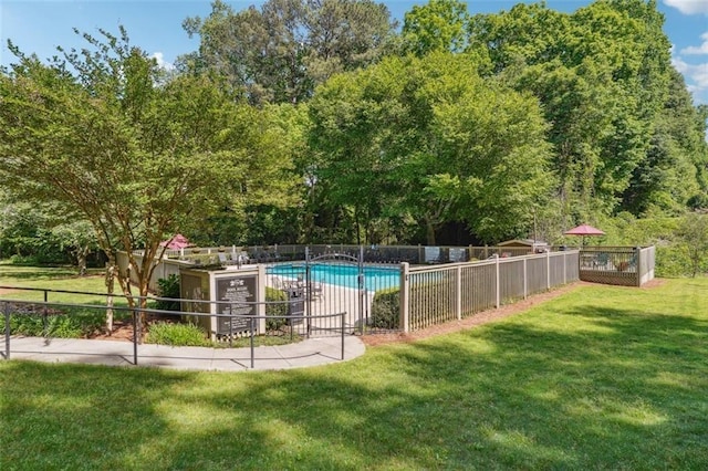 view of swimming pool featuring a yard