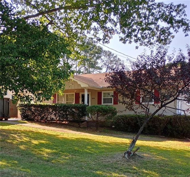 ranch-style house with a front lawn