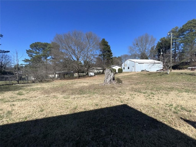 view of yard with an outdoor structure