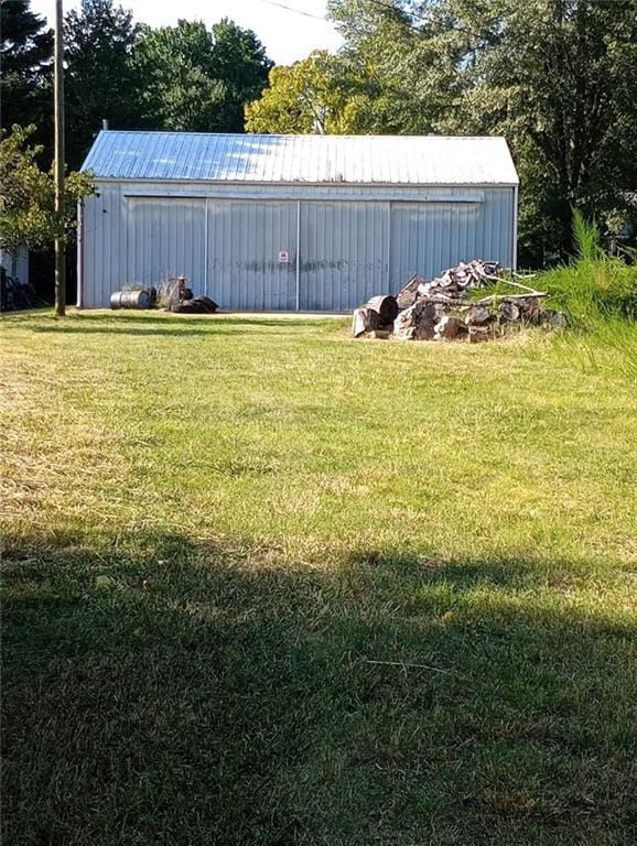 view of yard featuring an outbuilding