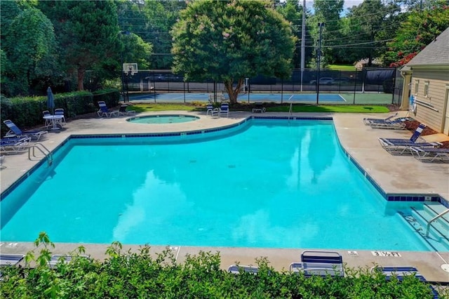 6520 Fairfield Trce, Suwanee, GA 30024 - community pool with a community hot tub and a patio area