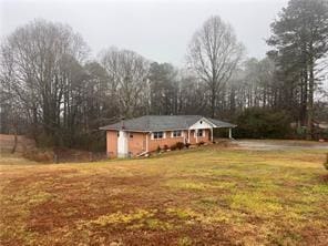 view of front of house featuring a front lawn