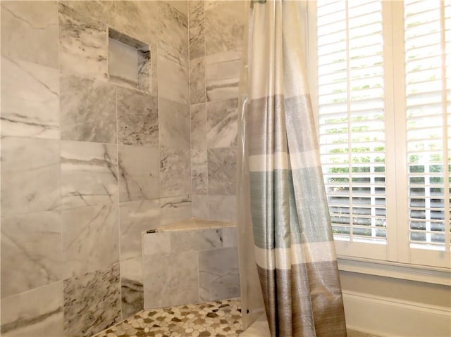 bathroom featuring a shower with shower curtain