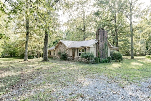 view of side of property featuring a lawn