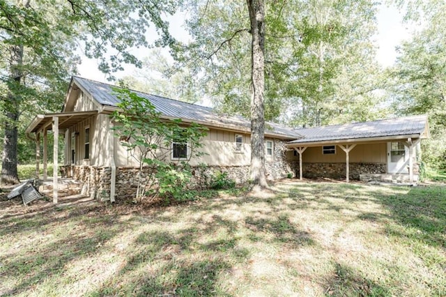 exterior space featuring a yard