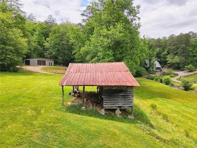 view of yard featuring an outbuilding