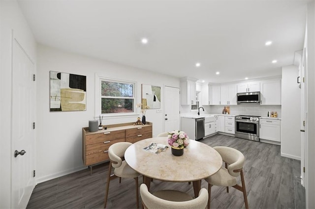 dining space featuring recessed lighting, dark wood-style flooring, and baseboards