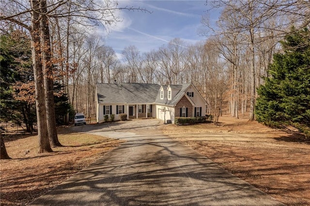 new england style home with driveway