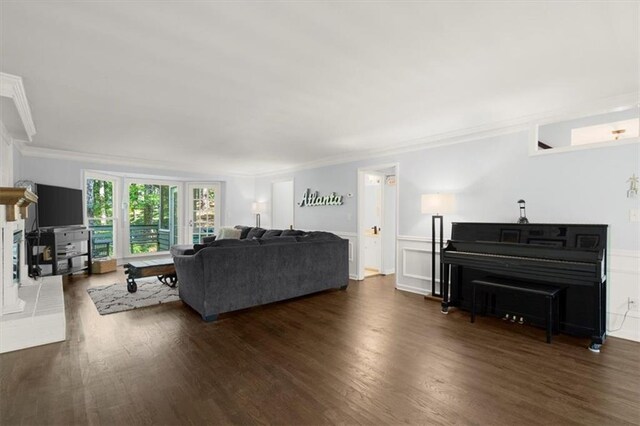 kitchen featuring stainless steel appliances, sink, kitchen peninsula, plenty of natural light, and pendant lighting