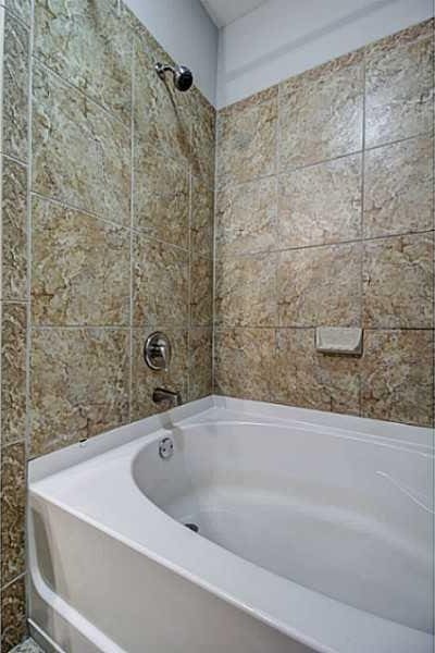 bathroom with tiled shower / bath