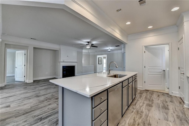 kitchen featuring light wood-style flooring, a sink, visible vents, a ceiling fan, and dishwasher