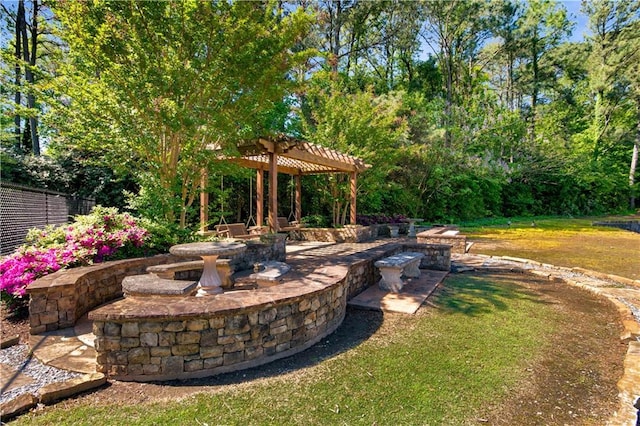 view of yard featuring a pergola