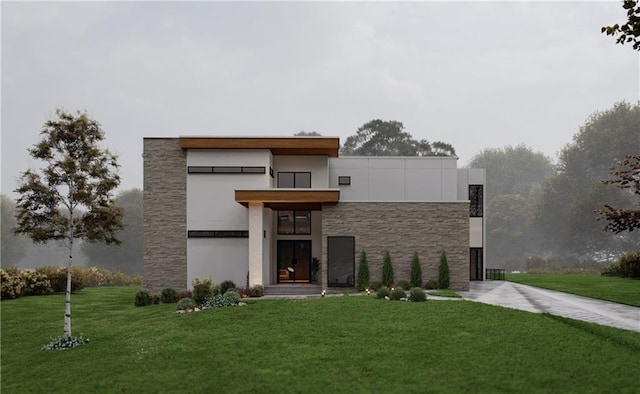 view of front facade featuring a front yard