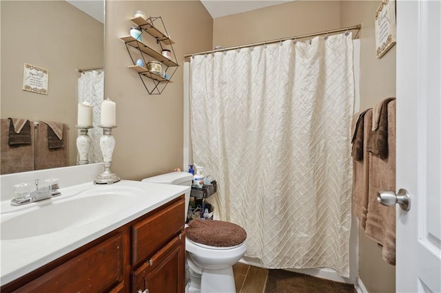 bathroom featuring a shower with shower curtain, vanity, and toilet