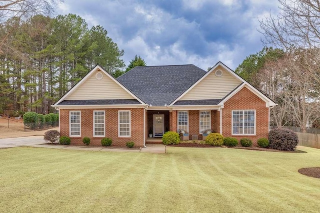 view of front facade featuring a front lawn