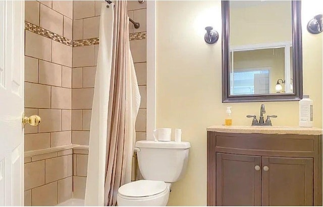 full bathroom with curtained shower, vanity, and toilet