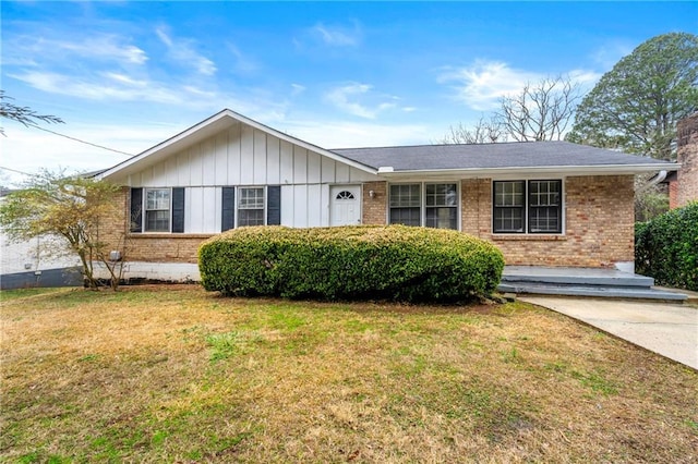 single story home with a front lawn